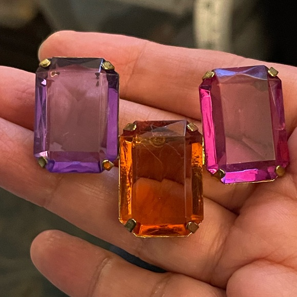 Three color emerald cut lucite gold tone pin brooch - Picture 3 of 9